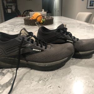 Ricochet brooks sneakers size 10